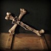Nástěnný kříž z lidských kostí Křížový mučedník